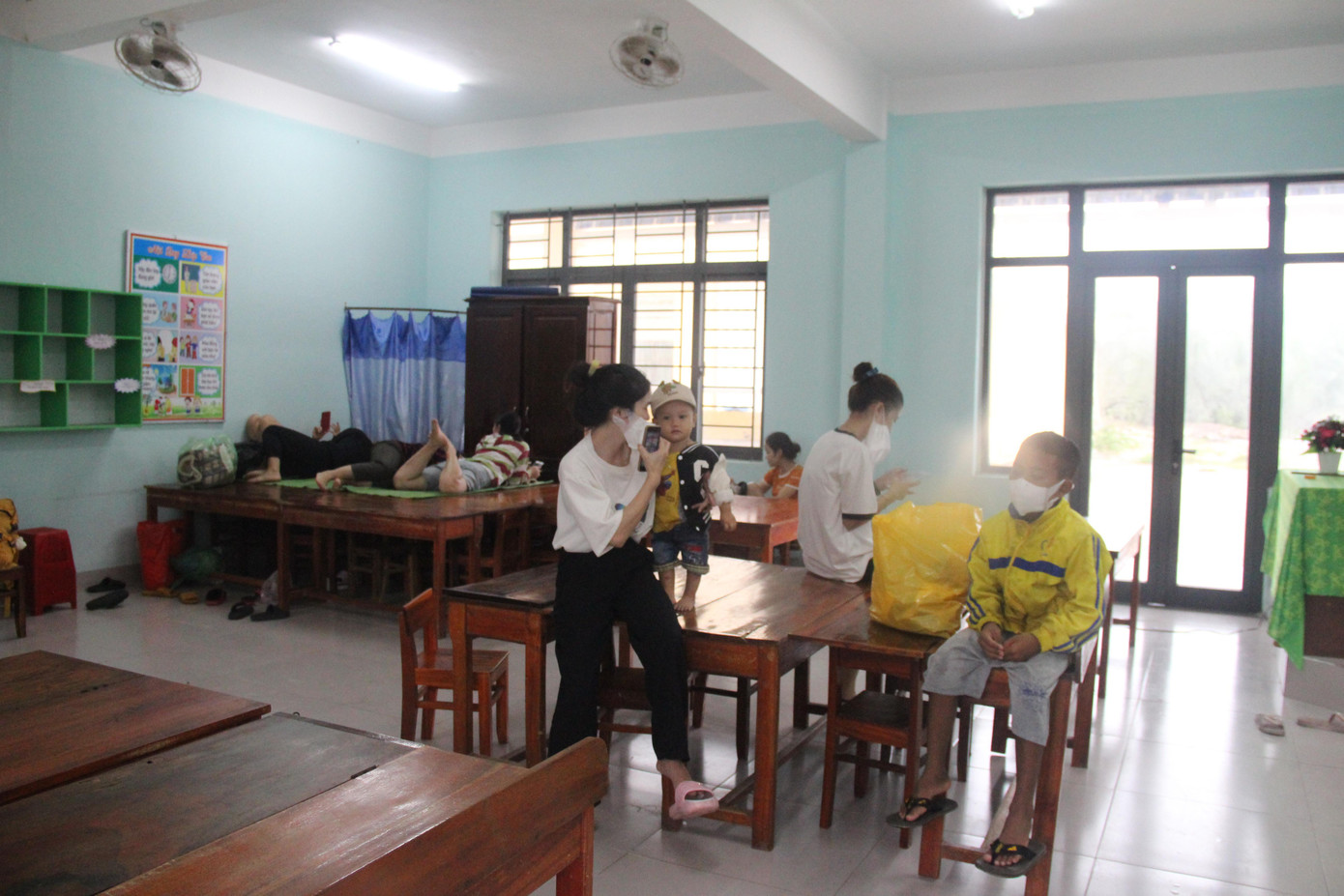 Hơn 1.000 công nhân làm việc tại khu công nghiệp Tam Thăng (TP Tam Kỳ, Quảng Nam) được hỗ trợ trú bão tại Trường Tiểu học Phan Thanh đóng trên địa bàn.