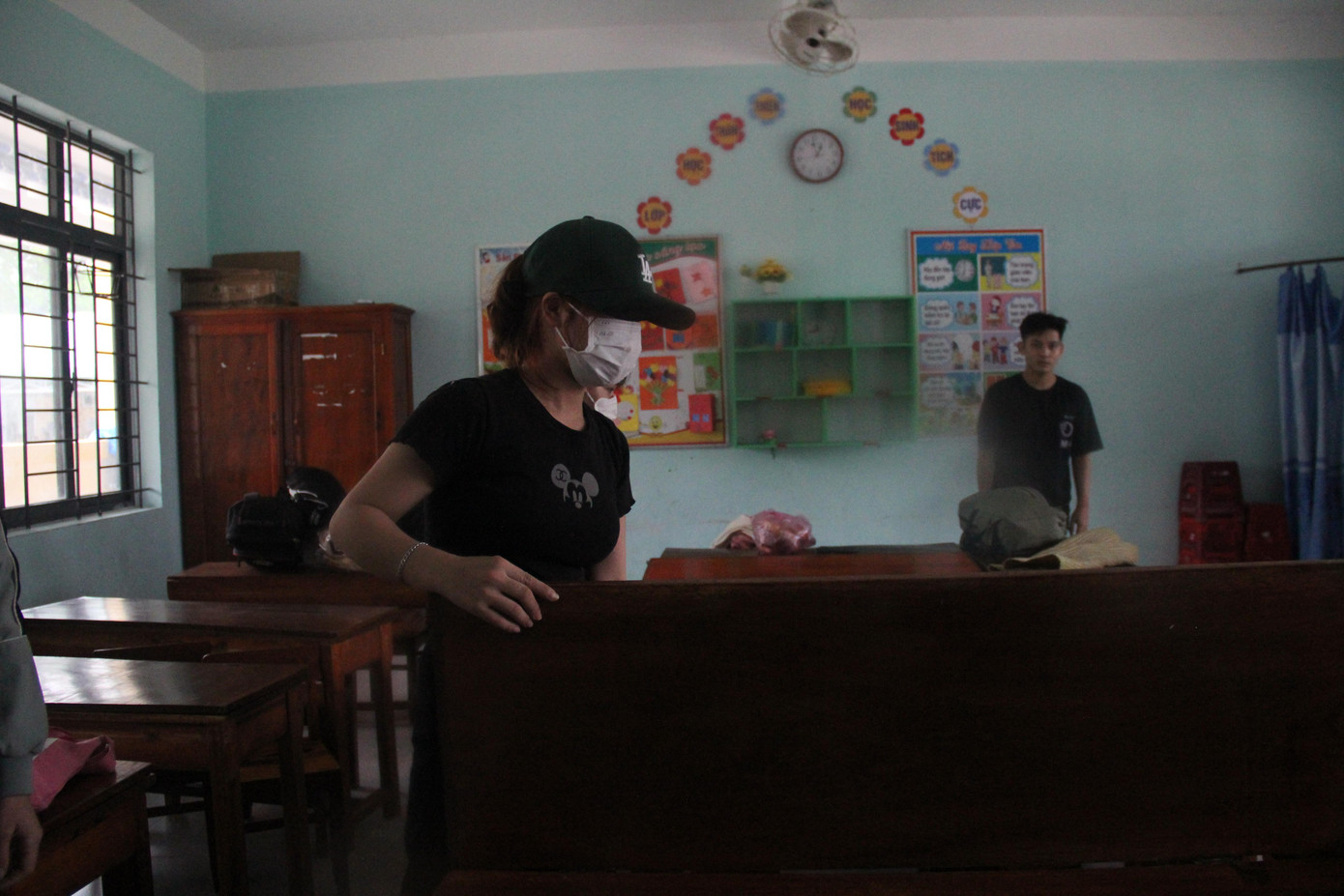 Tại đây các lực lượng chức năng trưng dụng các phòng học kiên cố để các công nhân ở lại qua đêm, chờ khi bão tan.