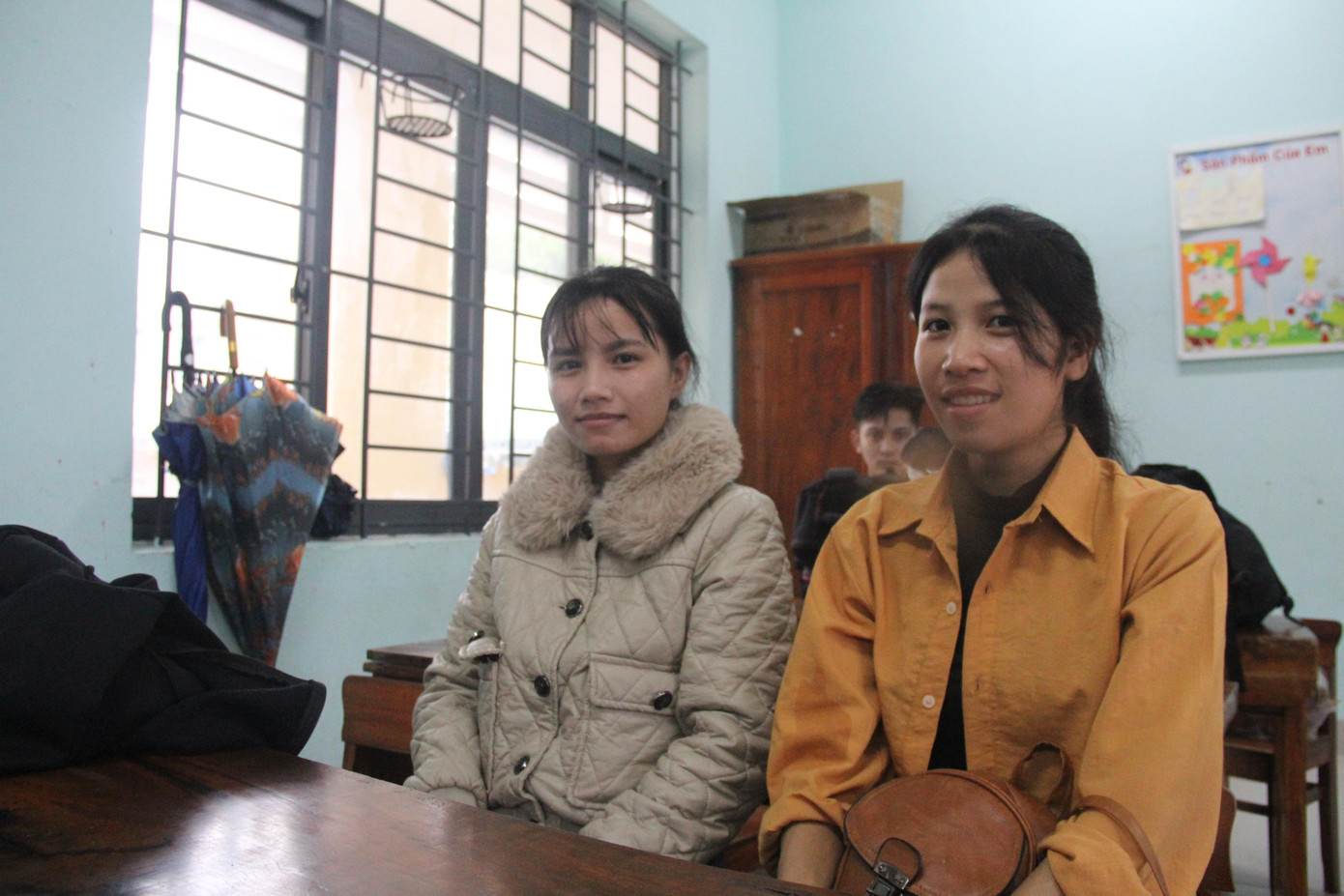 Hai chị em Nguyễn Thị Thắm (18 tuổi) và Nguyễn Thị Don (23 tuổi, quê ở xã Trà Ka, huyện Bắc Trà My, Quảng Nam) chỉ vội ăn tạm gói mì tôm trước khi chạy lên khu trú bão. “Sáng ni công ty còn làm, khi về thì tụi em được thông báo lên đây trú bão cho an toàn nên vội chạy đi luôn cho kịp” – Don nói.