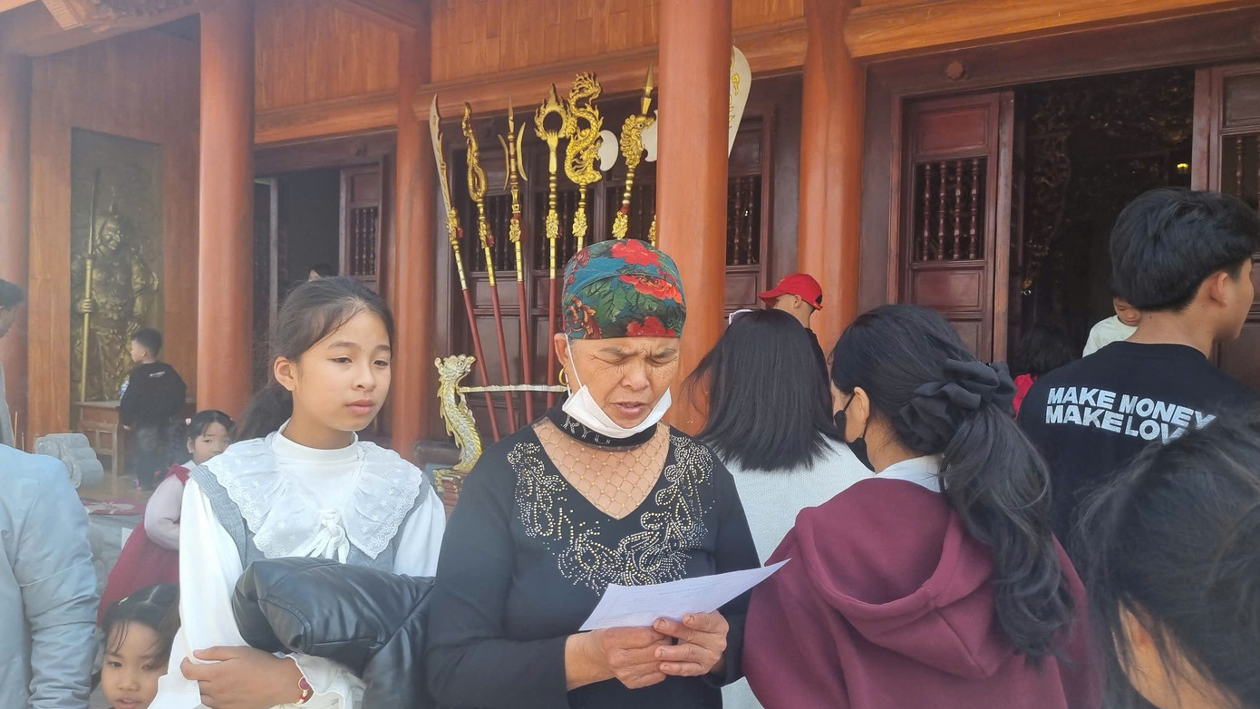 Người dân tới đây vãn cảnh, cầu an. Người dân tới đây vãn cảnh, cầu an.