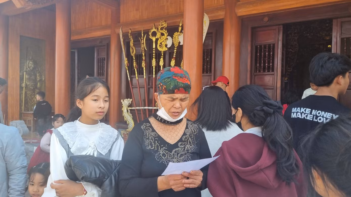 Người dân tới đây vãn cảnh, cầu an. Người dân tới đây vãn cảnh, cầu an.