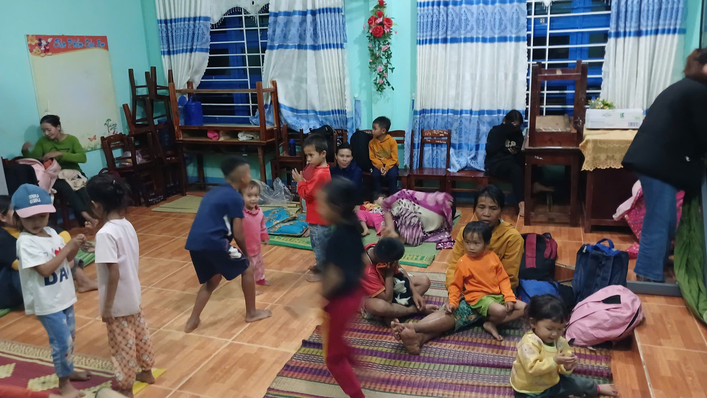 Người dân di dời khẩn khỏi vùng nguy hiểm. Người dân di dời khẩn khỏi vùng nguy hiểm.