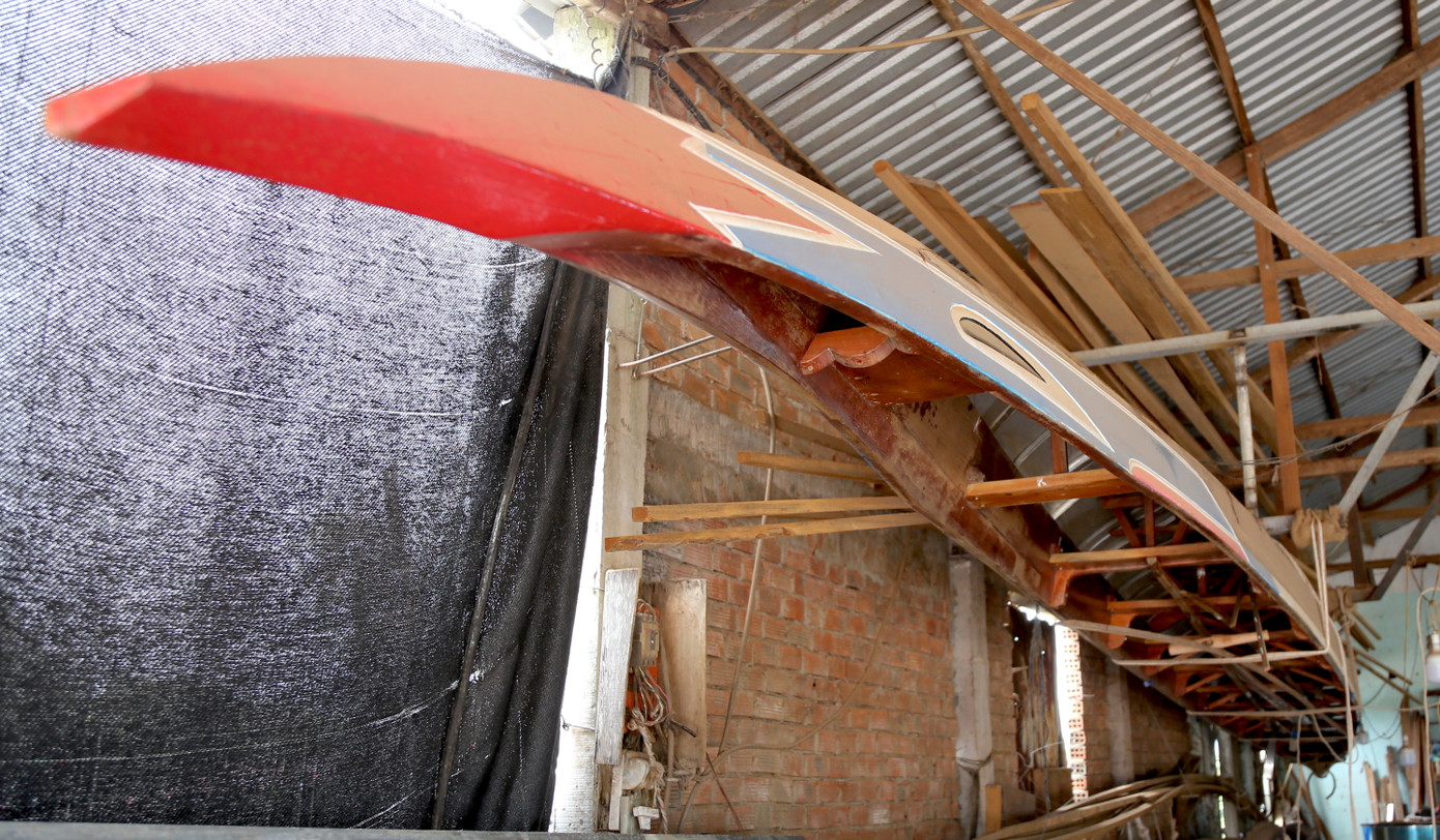 Để hoàn thiện chiếc ghe người thợ phải mất từ 15 - 45 ngày miệt mài. Để hoàn thiện chiếc ghe người thợ phải mất từ 15 - 45 ngày miệt mài.