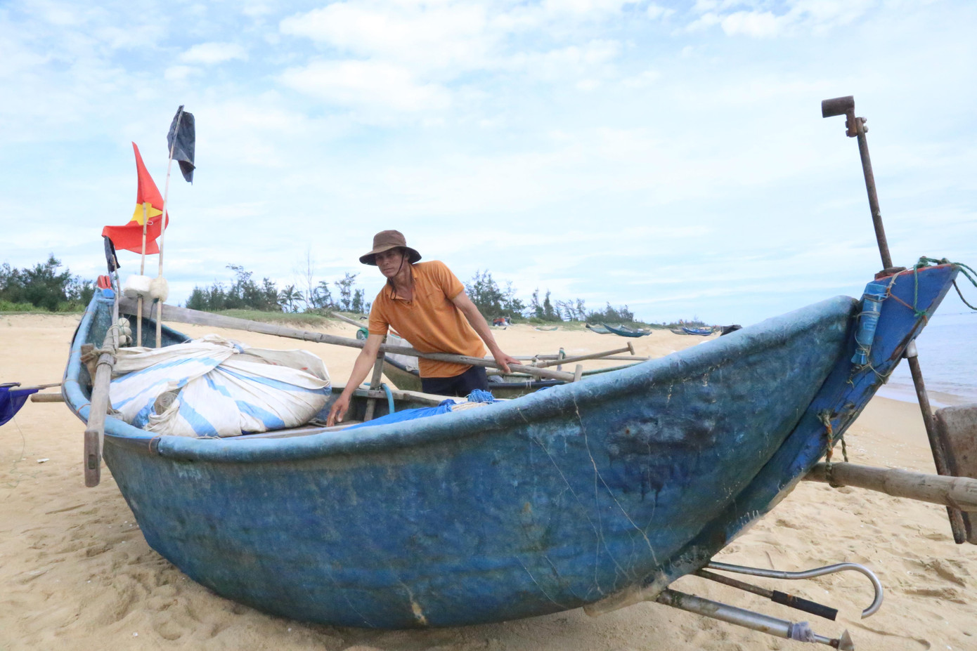 Ông Nam cùng chiếc ghe nhỏ cứu sống 5 người, vớt 2 thi thể nạn nhân của tàu cá bị chìm. - Ảnh Hoài Văn Ông Nam cùng chiếc ghe nhỏ cứu sống 5 người, vớt 2 thi thể nạn nhân của tàu cá bị chìm. - Ảnh Hoài Văn