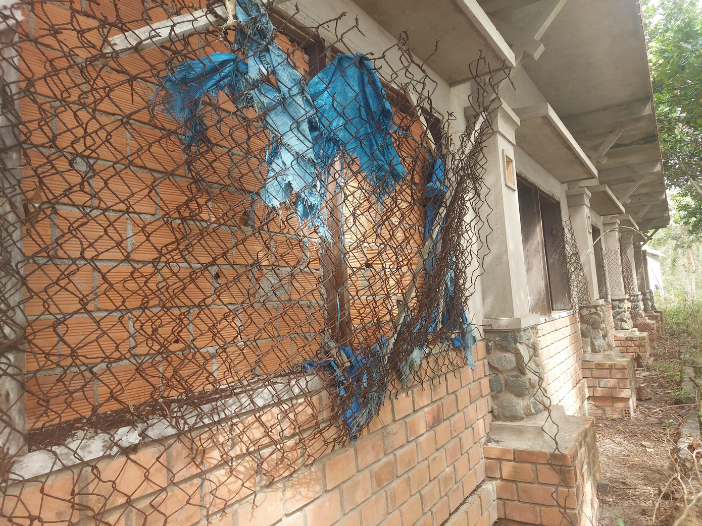 Dự án từng được kỳ vọng sẽ giúp đổi thay diện mạo làng quê, thu hút khách du lịch nhưng nay là một bãi hoang nhếch nhác. Dự án từng được kỳ vọng sẽ giúp đổi thay diện mạo làng quê, thu hút khách du lịch nhưng nay là một bãi hoang nhếch nhác.