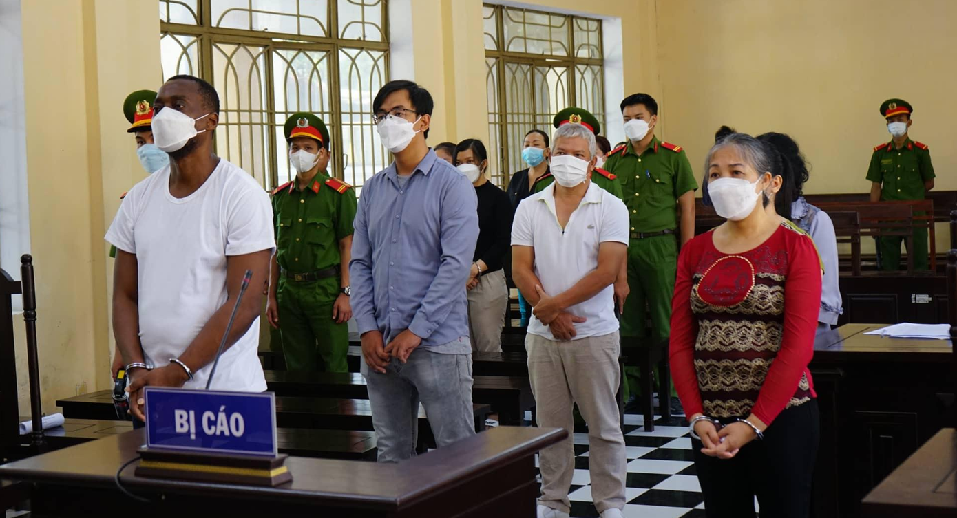 Bị cáo Uchechukwu và đồng phạm tại toà.