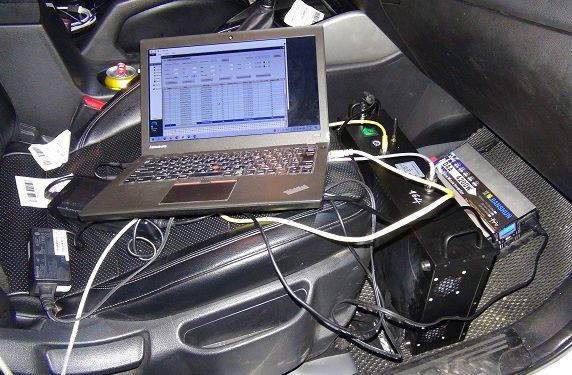 Máy tính và thiết bị giả trạm BTS hoạt động trên xe ô tô của các đối tượng bị lực lượng chức năng phát hiện. Ảnh CA