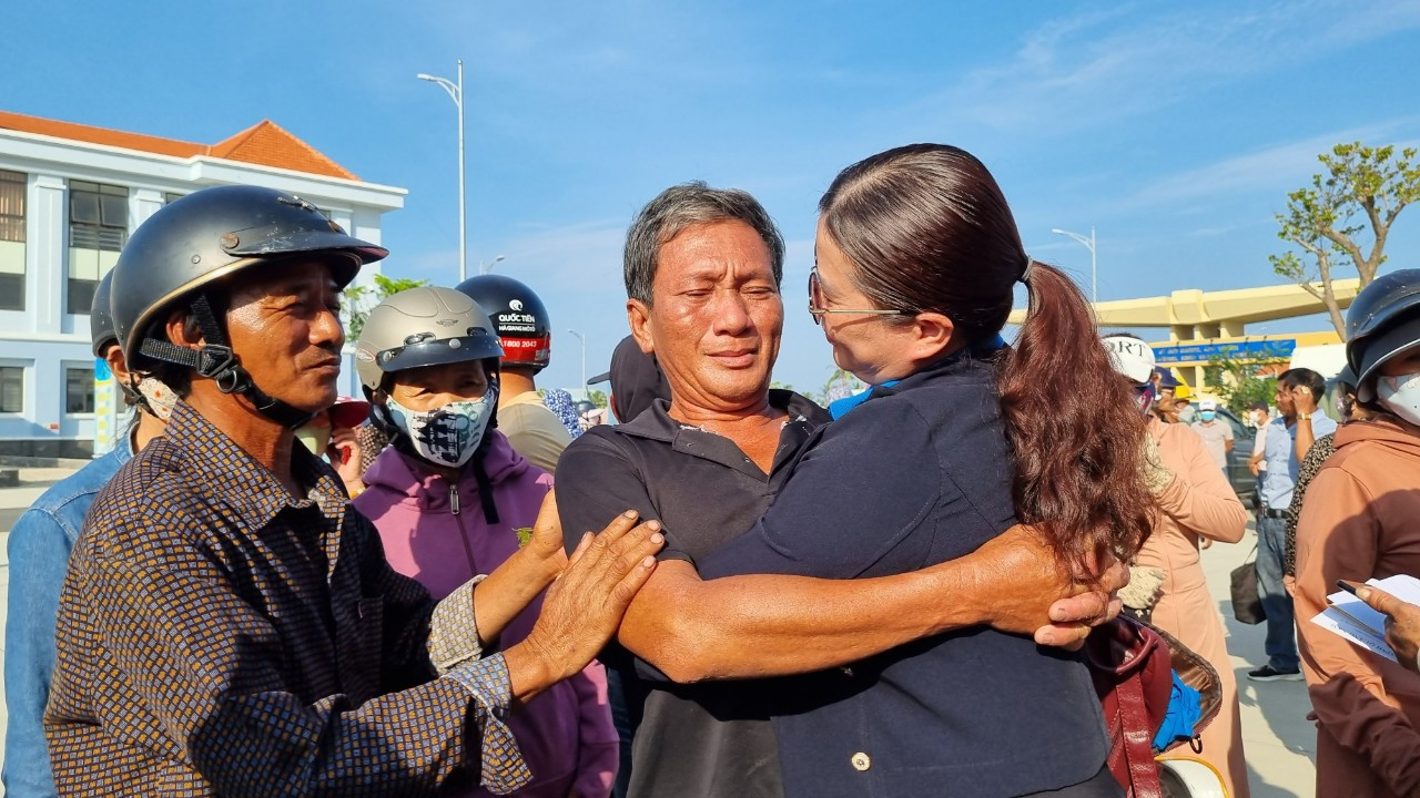 Ngư dân tàu bị nạn bật khóc trong vòng tay người thân.