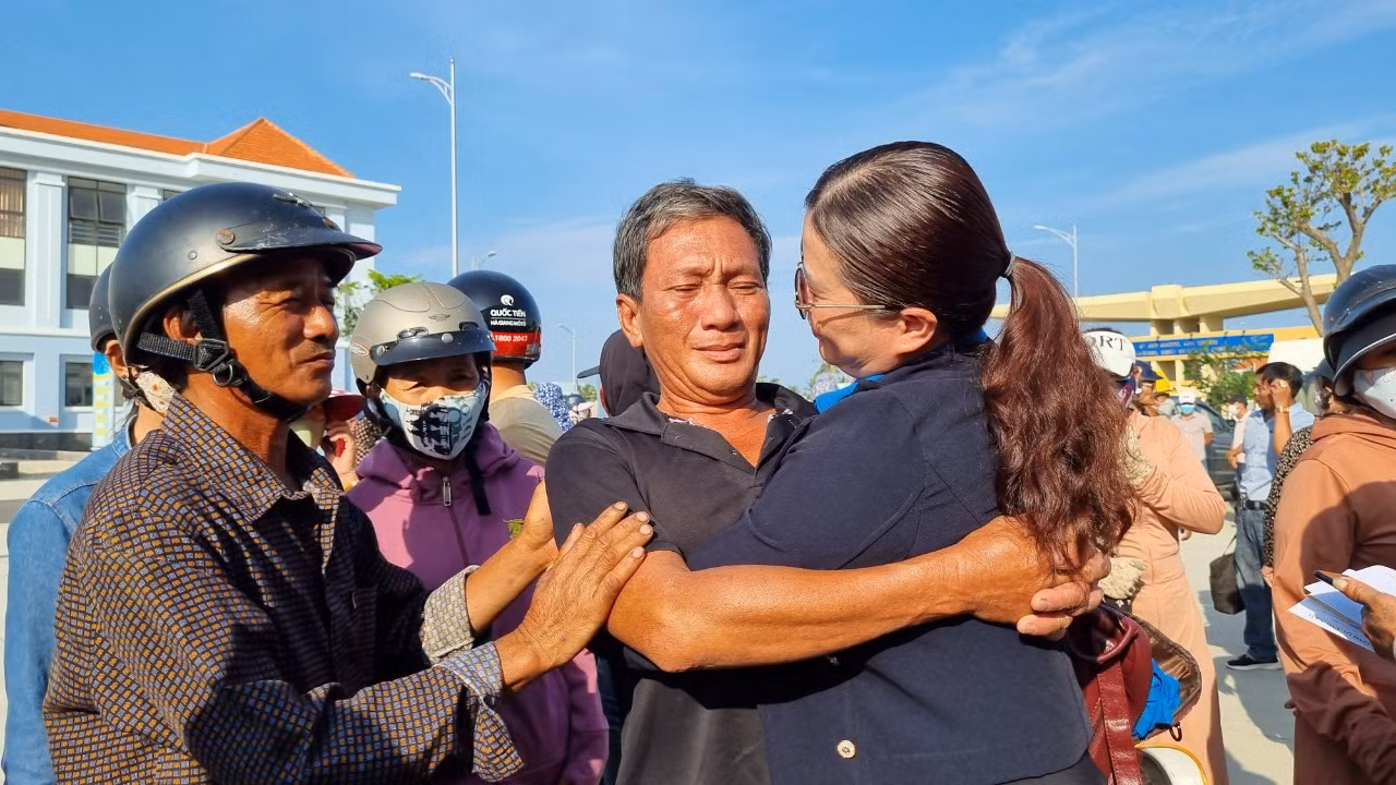 Ngư dân tàu bị nạn bật khóc trong vòng tay người thân.