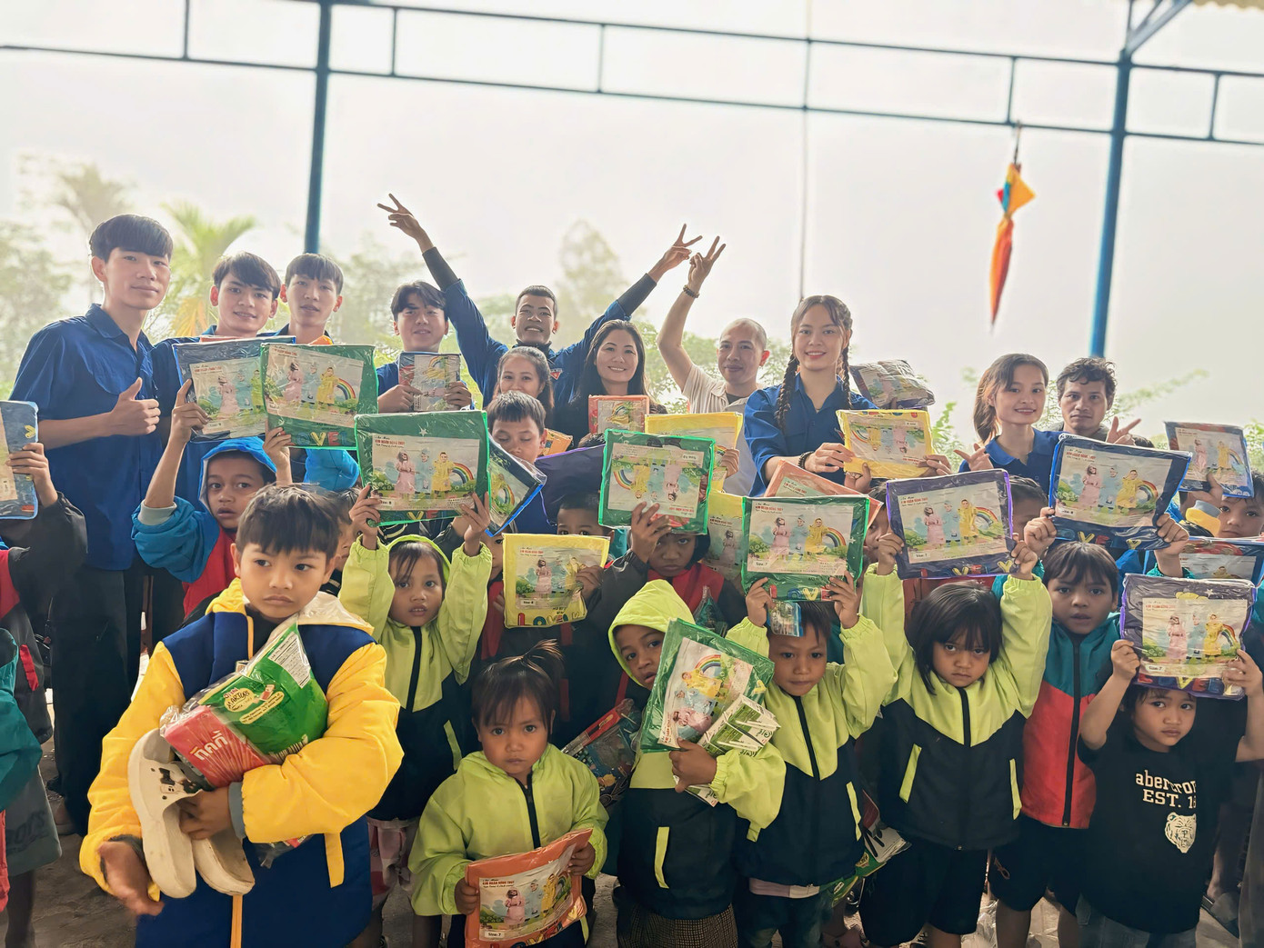 Áo ấm đại ngàn đến với các em nhỏ làng Tak Chay.