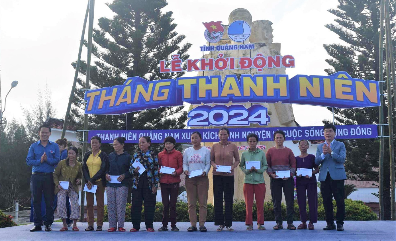 Trao tặng nhiều phần quà tại Lễ ra quân.