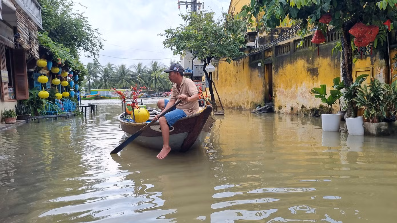 Tại một số tuyến đường ngập nước, xuất hiện dịch vụ ghe thuyền chở du khách tham quan với giá 150 nghìn đồng/ người.