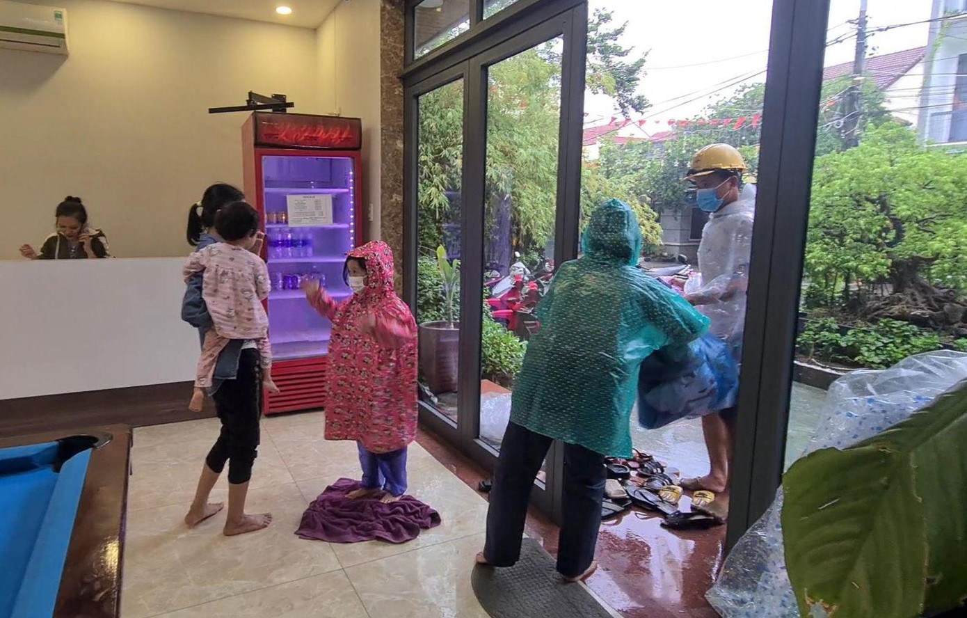 Khoảng 300 người dân ở Hội An (Quảng Nam) được các khách sạn, villa trên địa bàn thành phố mở cửa đón tá túc miễn phí để tránh bão Noru.