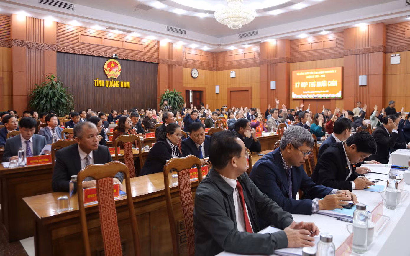 100% đại biểu thống nhất bãi nhiệm chức danh Phó Chủ tịch UBND tỉnh đối với ông Trần Văn Tân. 100% đại biểu thống nhất bãi nhiệm chức danh Phó Chủ tịch UBND tỉnh đối với ông Trần Văn Tân.