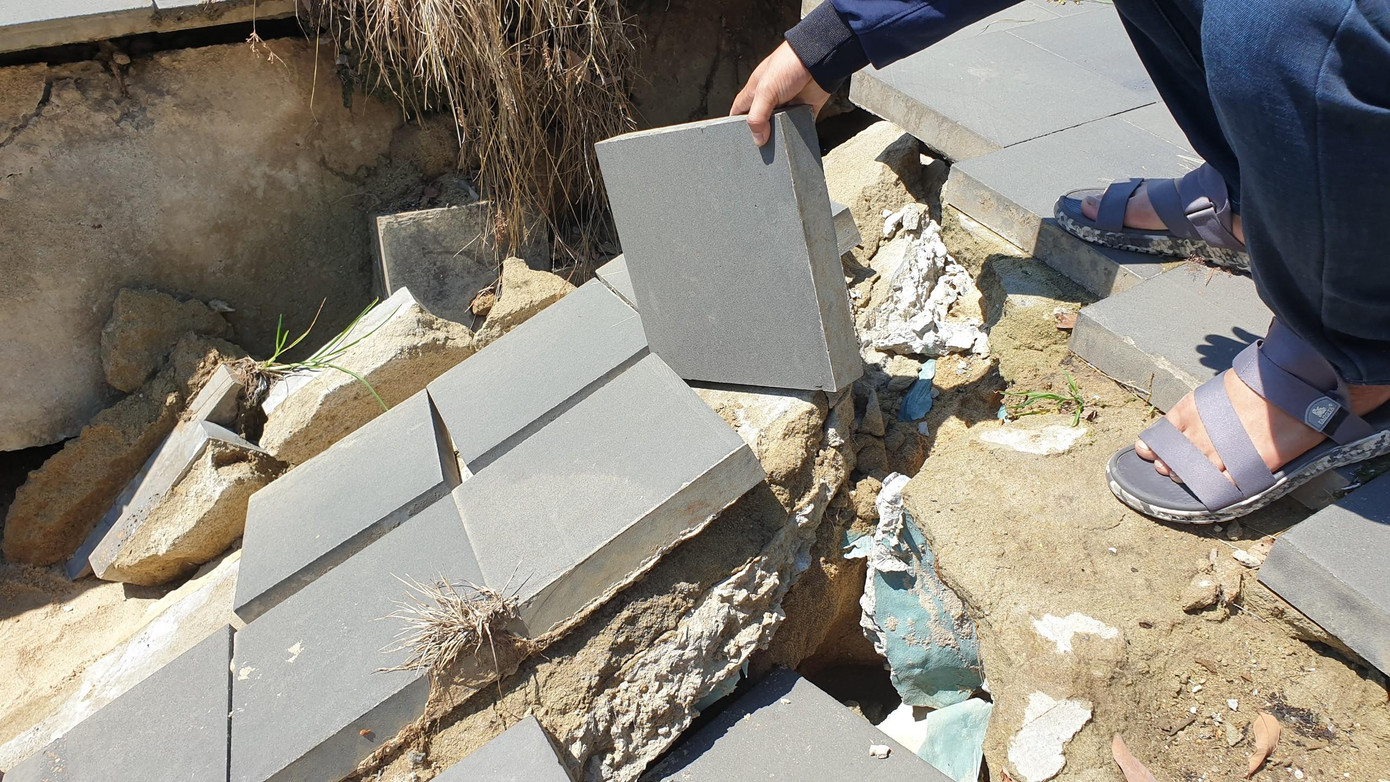 Theo người dân, tình trạng sụt lún kè xảy ra vào thời điểm bão số 5 và có dấu hiệu sạt lở nặng thêm khi những ngày qua trời liên tục đổ mưa.