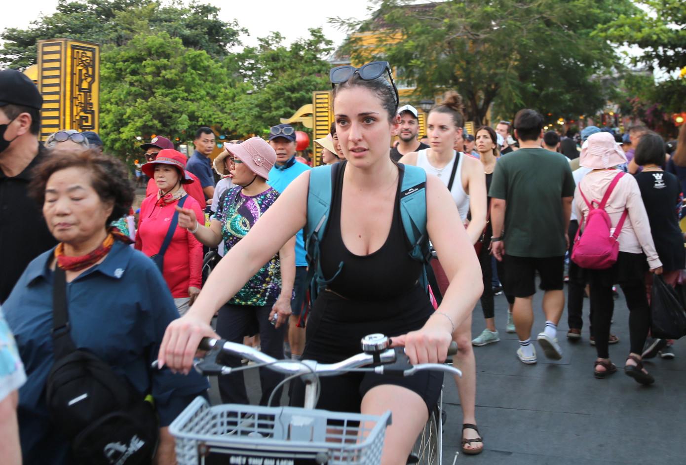 Khu vực cầu An Hội là nơi tập trung đông du khách hơn tuy nhiên không bị quá tải như trước.