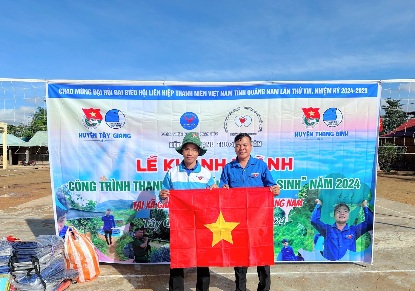 Tại buổi khánh thành, các bạn đã trao tặng 50 cờ Tổ quốc cho Đoàn xã Gary, tặng 50 áo đồng phục, 50 ba lô cho học sinh. Các bạn trẻ tự tay vào bếp nấu 200 suất cà ri bánh mì chia sẻ cùng bà con, em nhỏ, khiến ai cũng xúc động. Tại buổi khánh thành, các bạn đã trao tặng 50 cờ Tổ quốc cho Đoàn xã Gary, tặng 50 áo đồng phục, 50 ba lô cho học sinh. Các bạn trẻ tự tay vào bếp nấu 200 suất cà ri bánh mì chia sẻ cùng bà con, em nhỏ, khiến ai cũng xúc động.