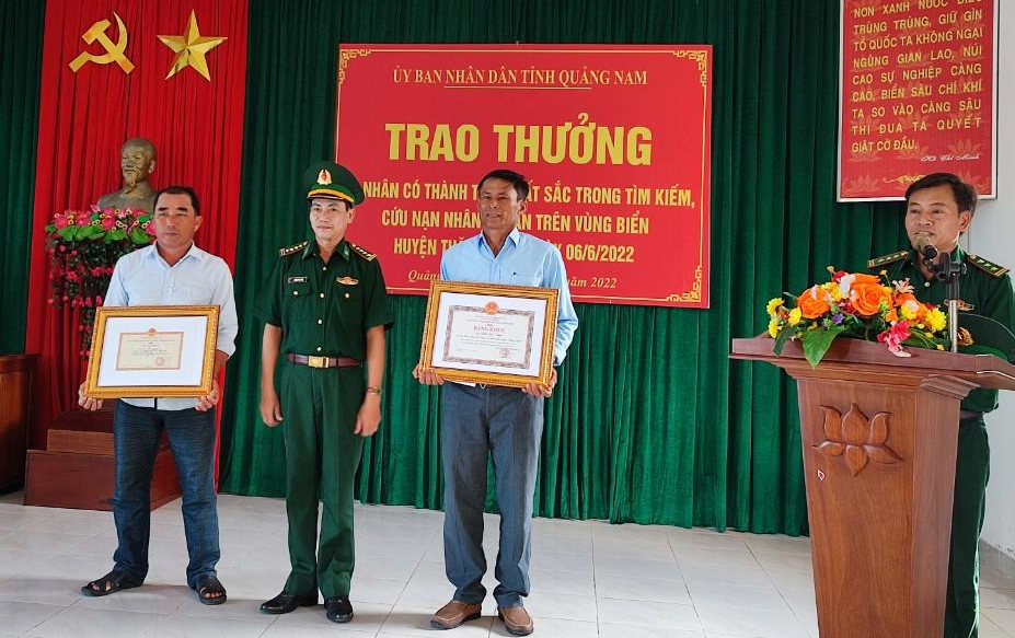 Khen thưởng hai cá nhân có thành tích xuất sắc trong tìm kiếm, cứu nạn nhân chìm tàu. Khen thưởng hai cá nhân có thành tích xuất sắc trong tìm kiếm, cứu nạn nhân chìm tàu.