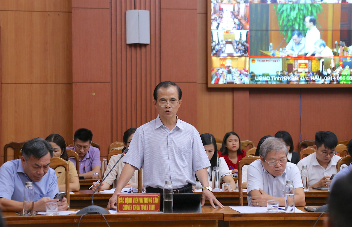 Đại diện lãnh đạo các bệnh viện, TTYT nêu nhiều khó khăn trong phát triển y tế cơ sở.