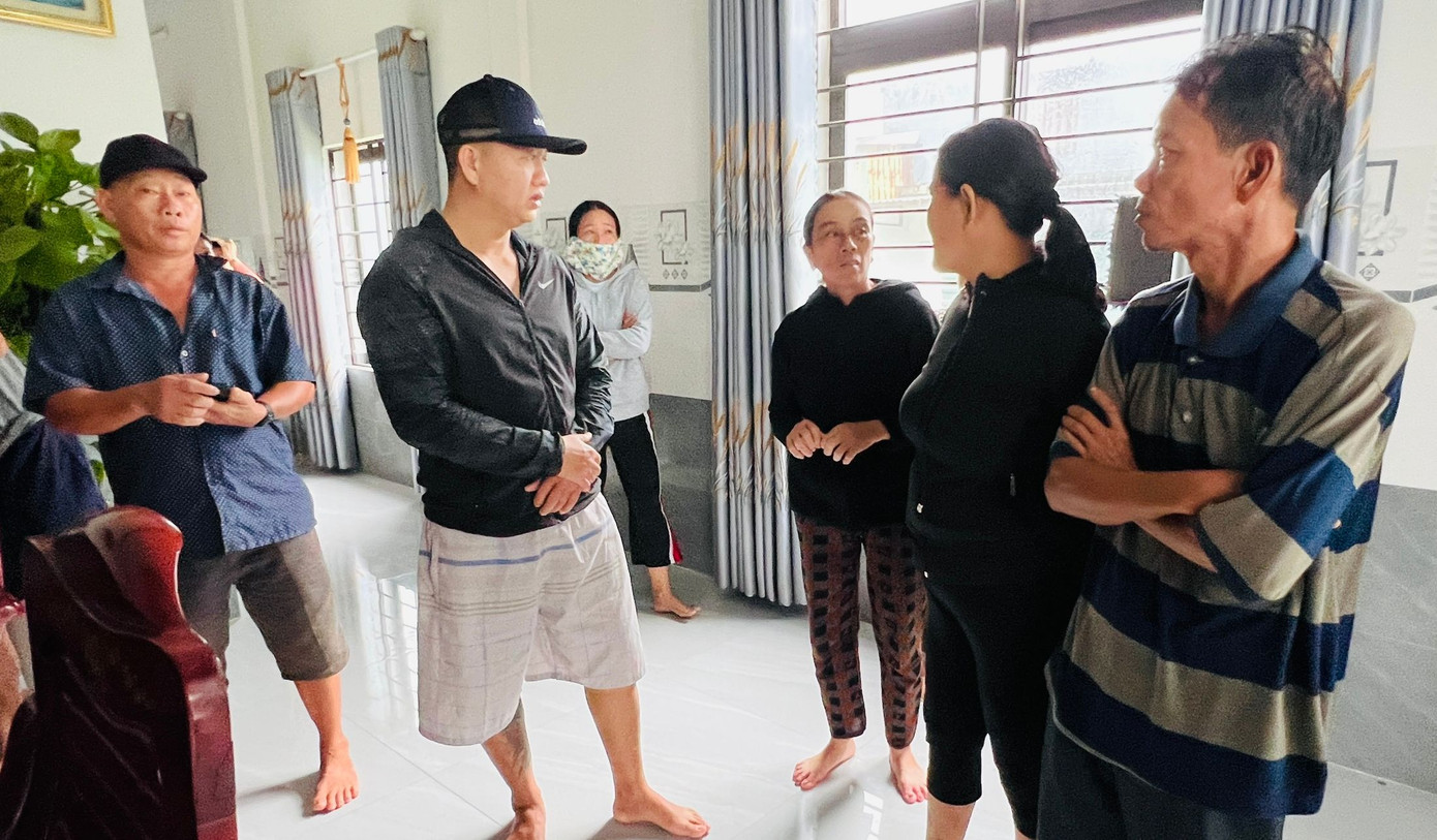 Người dân sốt ruột mong ngóng ngư dân mất tích. Người dân sốt ruột mong ngóng ngư dân mất tích.