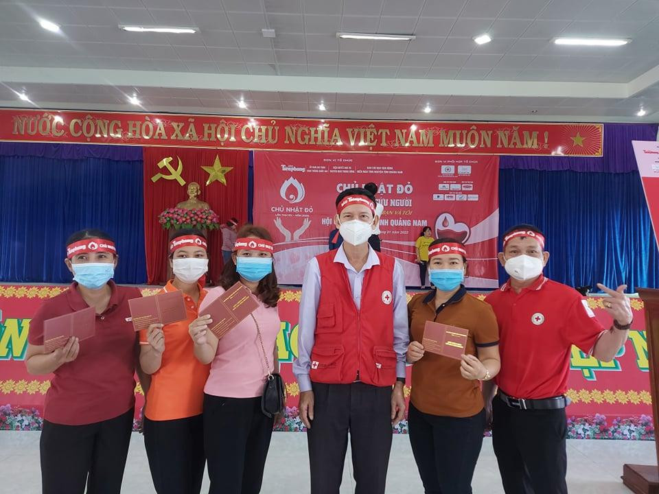 Các tình nguyện viên chụp ảnh lưu niệm sau khi hiến máu.