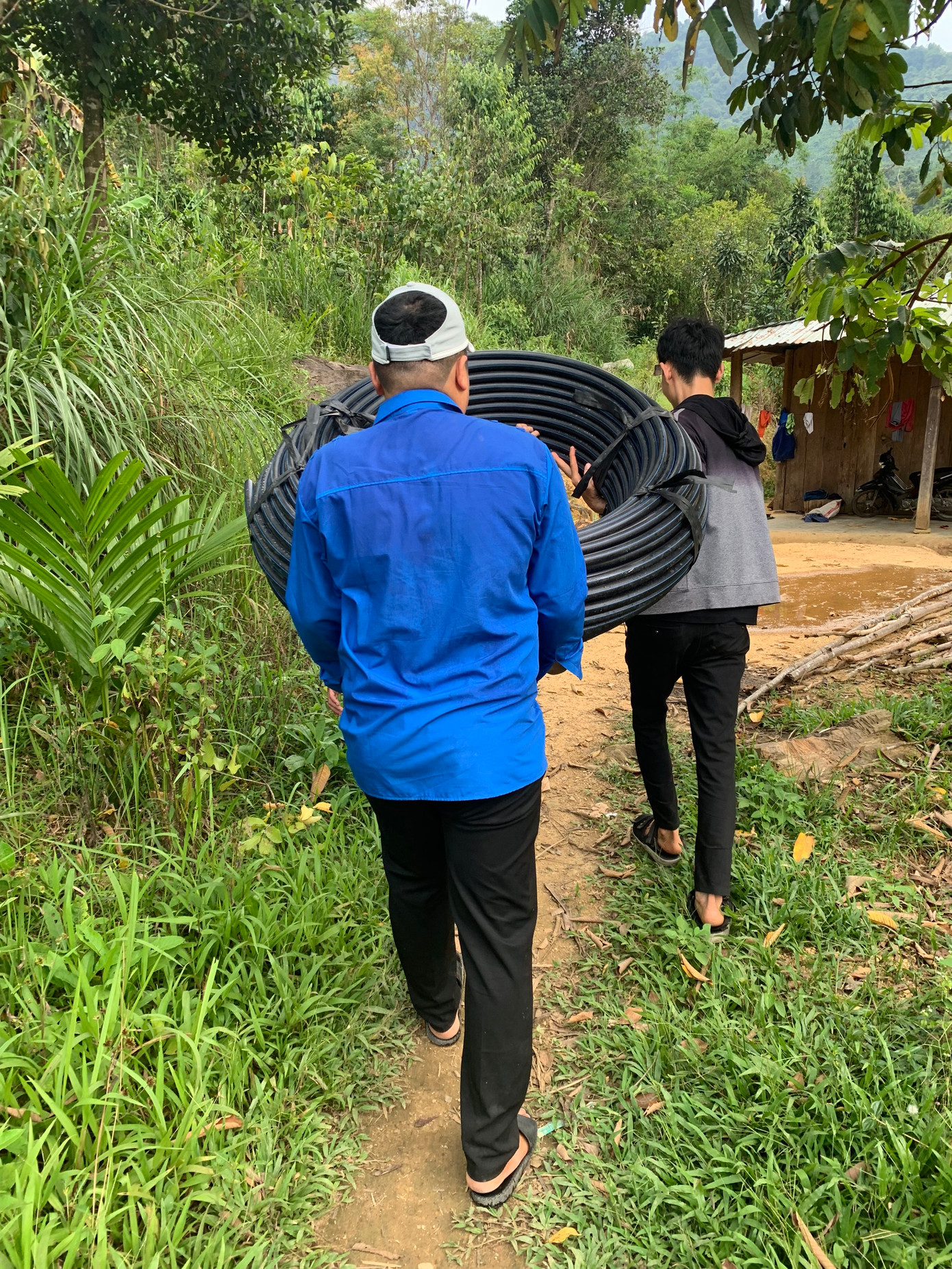 Đẫm mồ hôi giữa ngày nắng nóng để thực hiện những điều ý nghĩa. Đẫm mồ hôi giữa ngày nắng nóng để thực hiện những điều ý nghĩa.