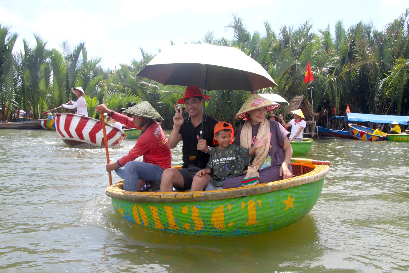 Lãnh đạo UBND phường Cẩm Thanh cho biết, dịp lễ Quốc khánh 2/9, trung bình mỗi ngày có hơn 3.000 du khách trong nước và quốc tế đến tham quan và trải nghiệm tại rừng dừa Bảy Mẫu.
