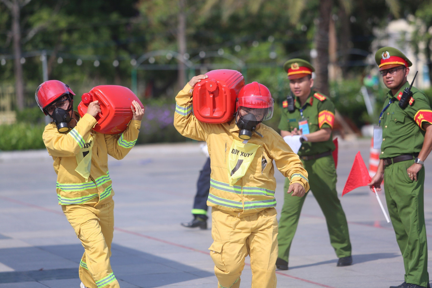 Hình ảnh các đội thi thực hành nghiệp vụ PCCC và cứu nạn, cứu hộ.