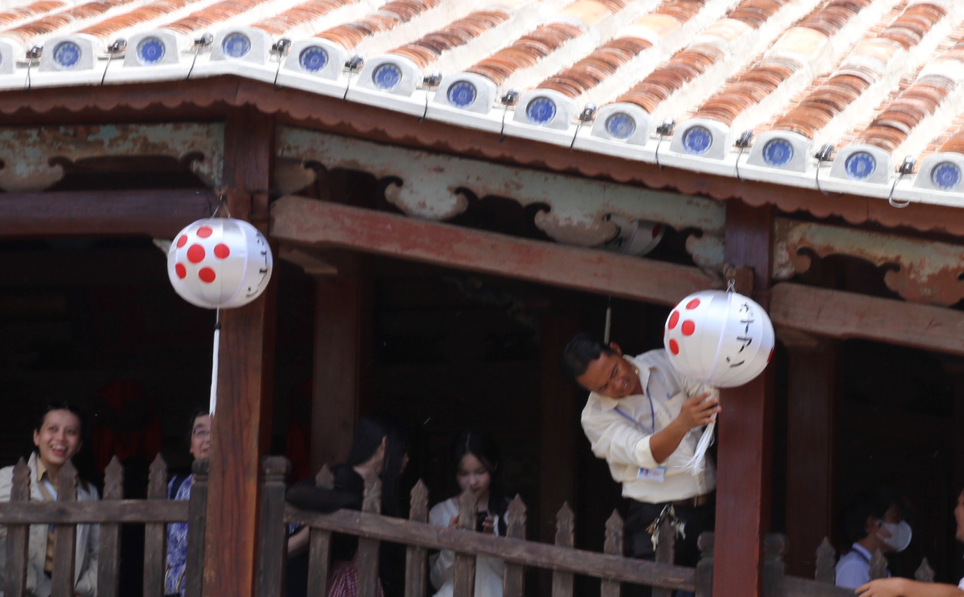 Ngày 2/8, lực lượng chuyên môn thành phố Hội An hoàn tất những khâu cuối để chuẩn bị cho lễ khánh thành Dự án tu bổ Chùa Cầu Hội An diễn ra vào ngày mai.