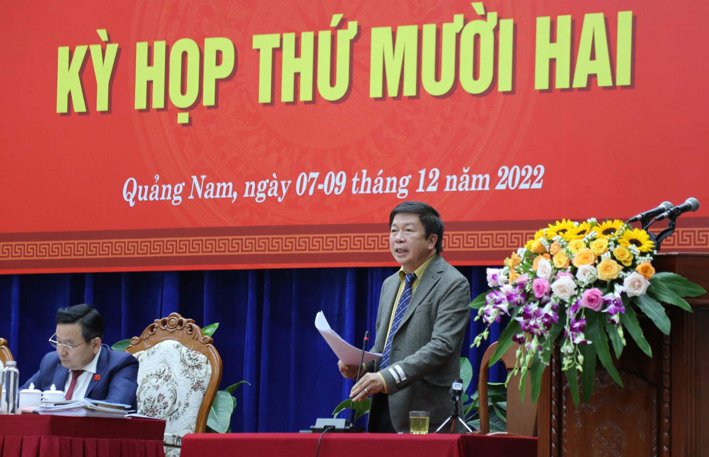 Ông Đặng Bá Dự - Giám đốc Sở Công thương Quảng Nam đăng đàn trả lời chất vấn.