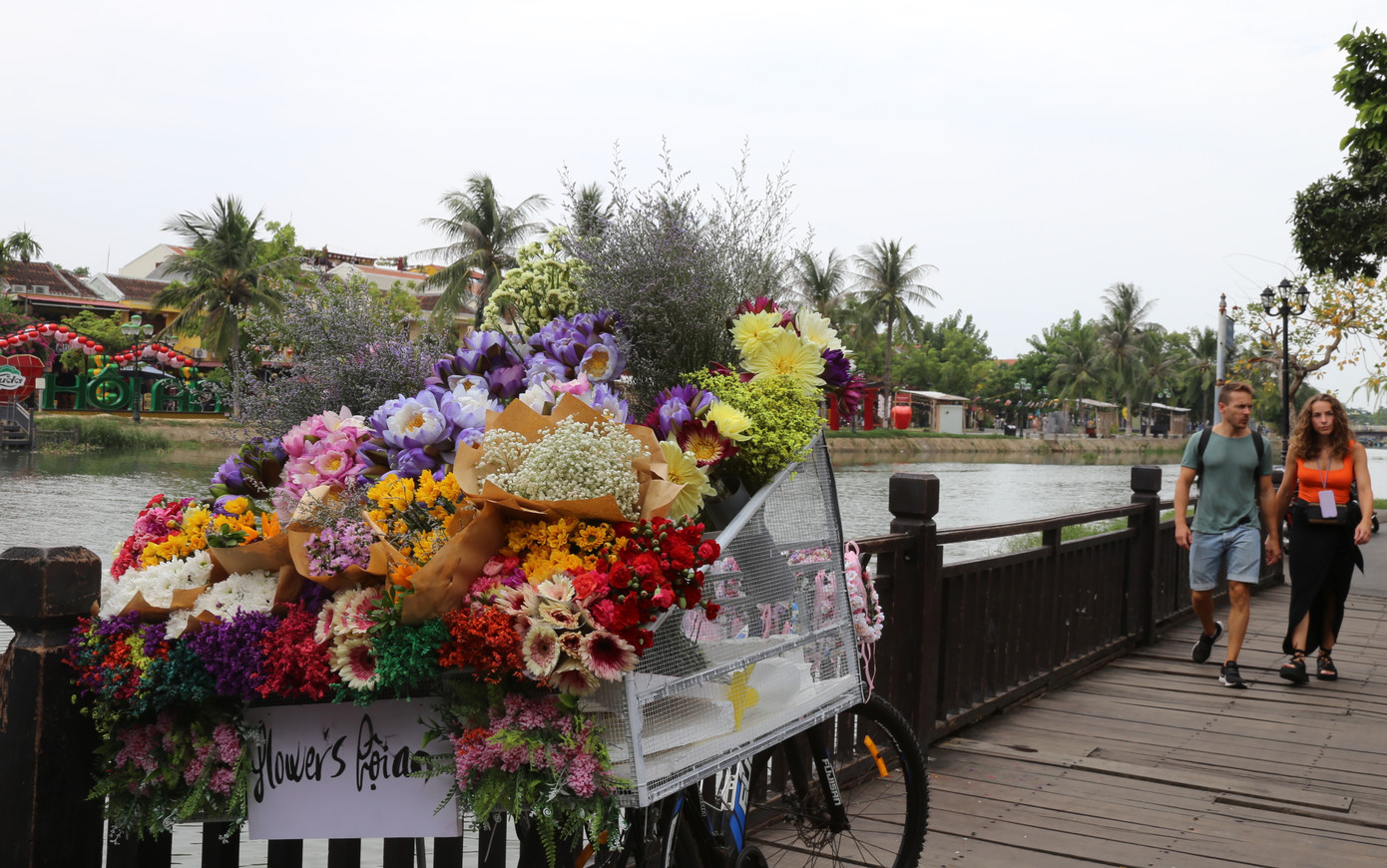Du khách tận hưởng không gian lãng mạn, đẹp nao lòng bên sông Hoài.