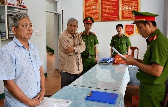 Công an tống đạt quyết định khởi tố, bắt tạm giam đối với ông Thái Minh Hoàng (bên trái) và ông Nguyễn Đình Tấn (ở giữa). Ảnh CA
