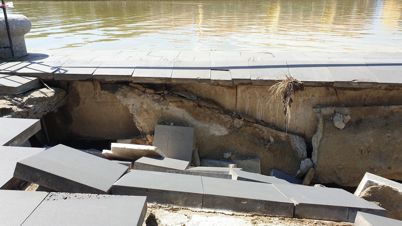 Đáng nói, vị trí sụt lún nằm chỉ cách ngôi nhà số 11 Bạch Đằng (phường Minh An, TP Hội An) vài bước chân, và cách chợ Hội An khoảng 10 mét.