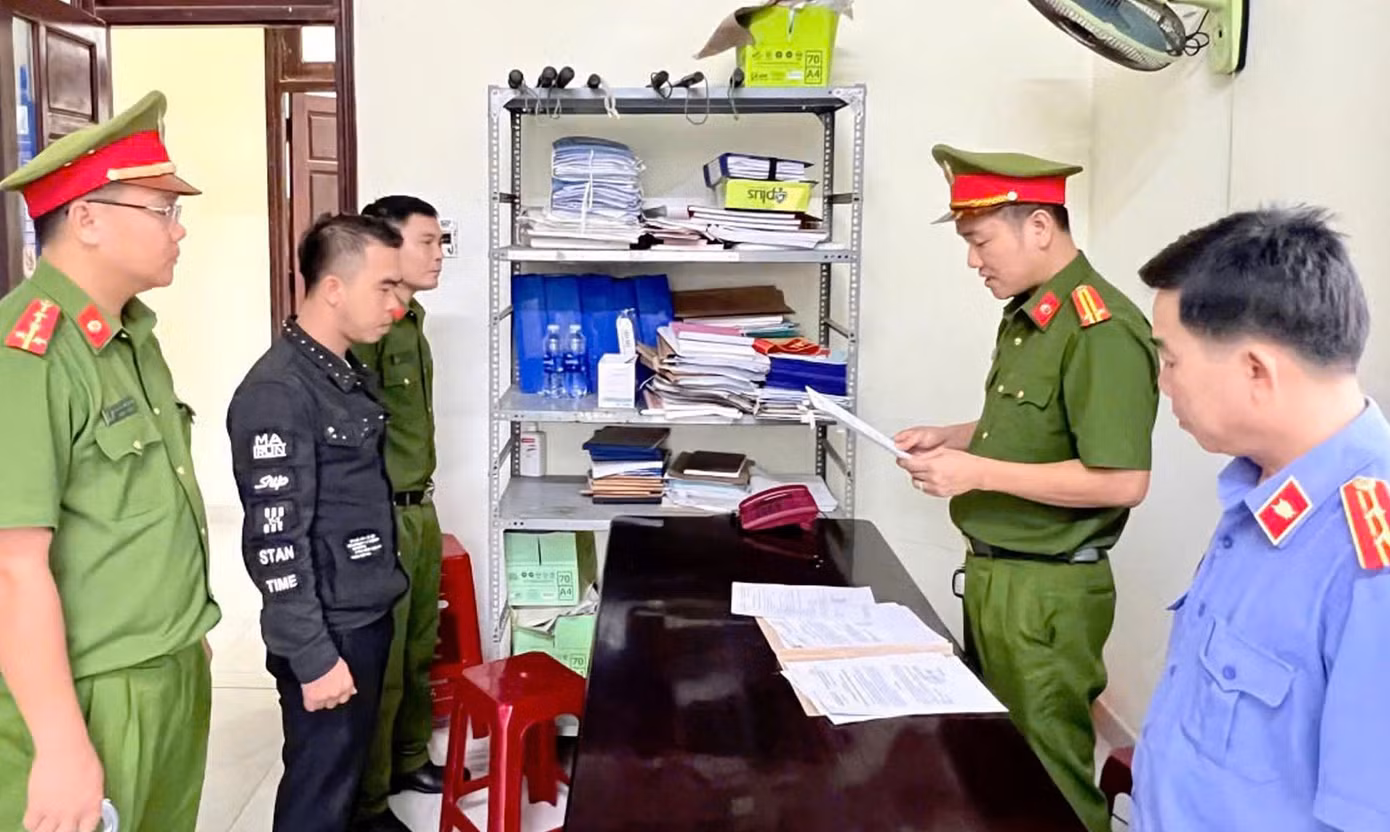 Công an đọc lệnh tống đạt quyết định khởi tố, bắt bị can tạm giam đối với Võ Thành Hưng. Ảnh CA Công an đọc lệnh tống đạt quyết định khởi tố, bắt bị can tạm giam đối với Võ Thành Hưng. Ảnh CA