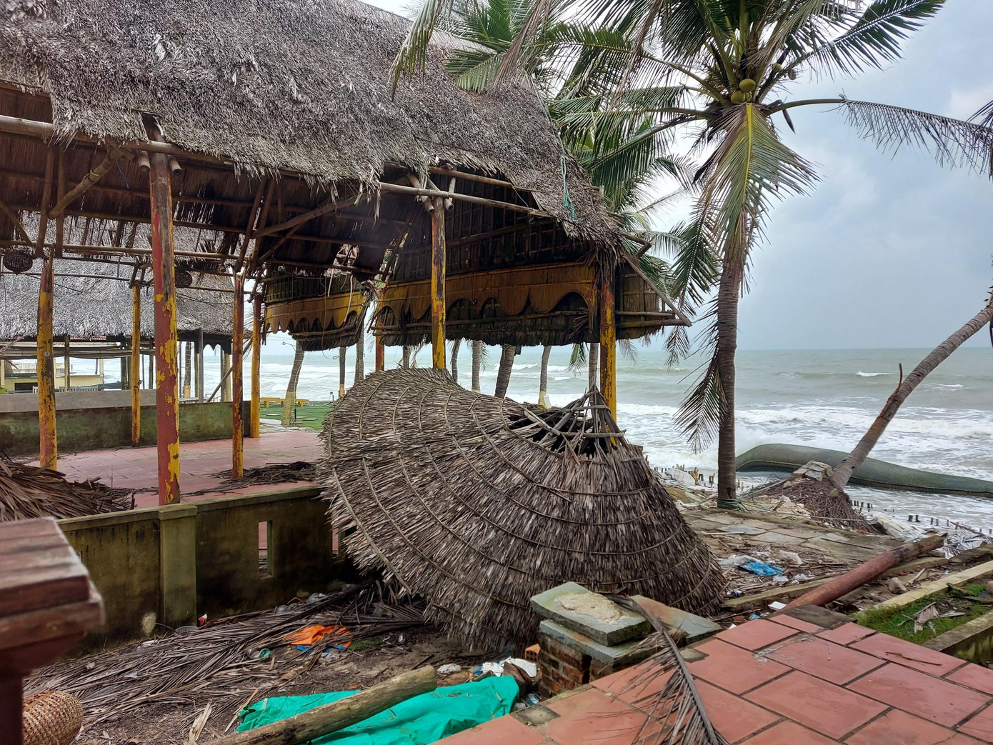 Nhiều chủ nhà hàng phải chuyển đi do xói lở nghiêm trọng.