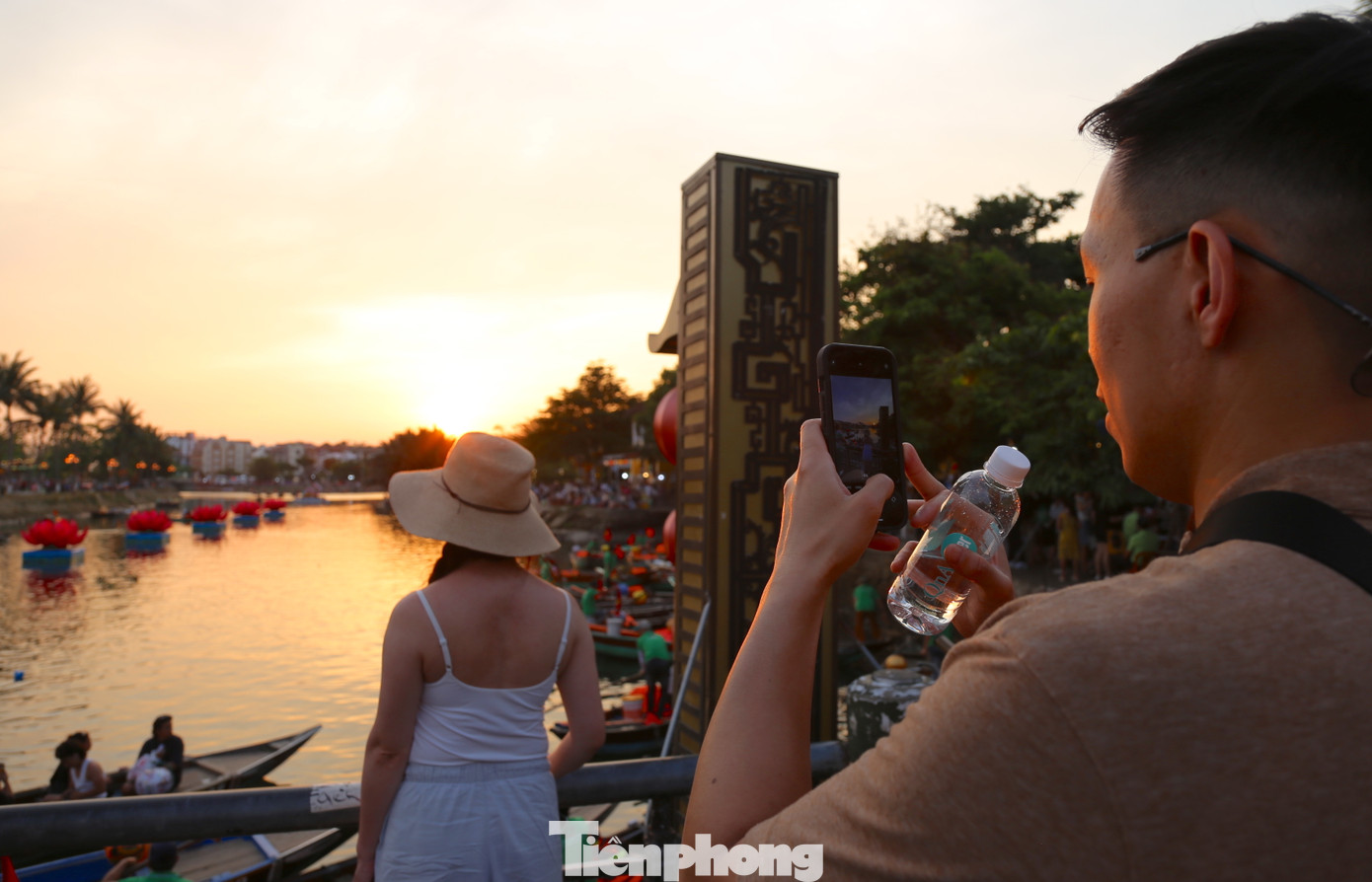 Lưu lại những bức hình đẹp cho chuyến tham quan phố cổ.