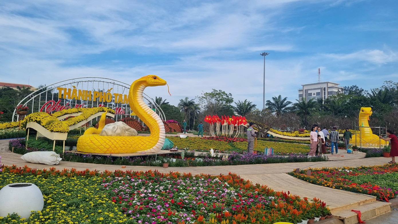 Cặp rắn vàng nổi bật giữa không gian được trang trí với rất nhiều hoa. Cặp rắn vàng nổi bật giữa không gian được trang trí với rất nhiều hoa.