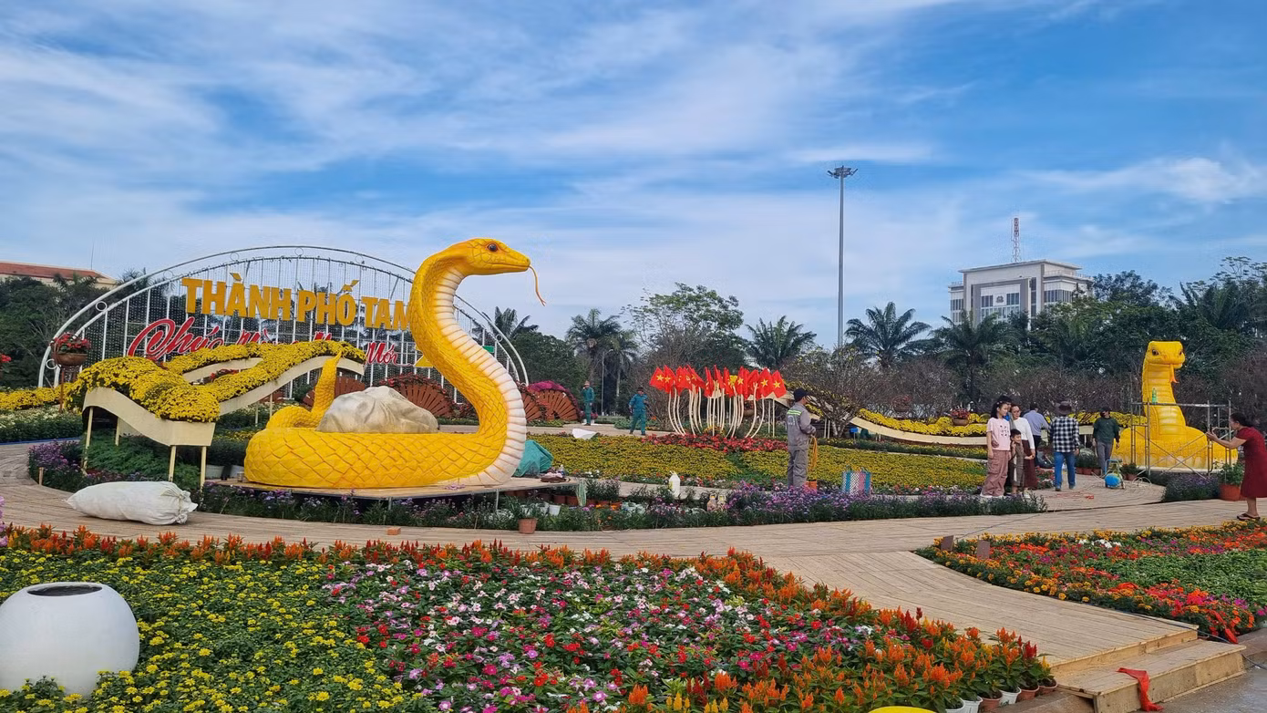 Cặp rắn vàng nổi bật giữa không gian được trang trí với rất nhiều hoa.