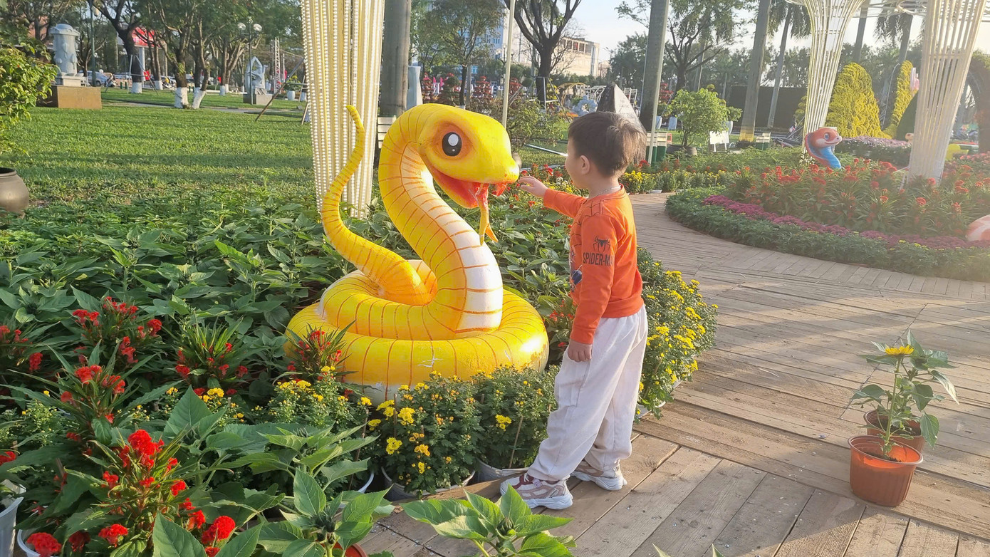 Ngoài ra, những chú rắn tí hon, ngộ nghĩnh cũng khiến nhiều bạn nhỏ thích thú. Ngoài ra, những chú rắn tí hon, ngộ nghĩnh cũng khiến nhiều bạn nhỏ thích thú.