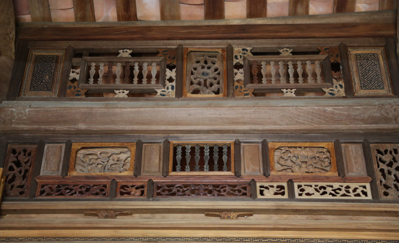 Chạm khắc hoa văn tinh xảo.