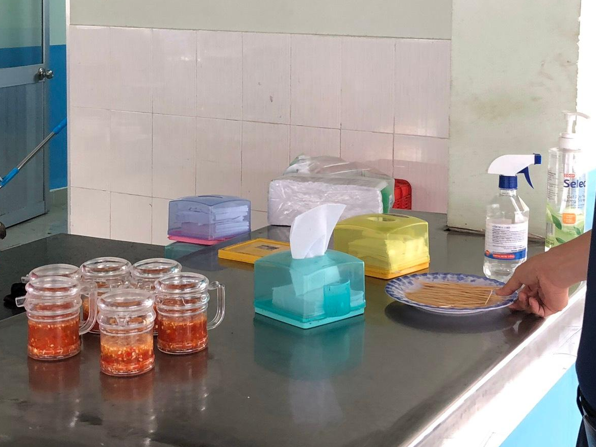 Theo đại diện công ty, những hũ nước mắm tái sử dụng sinh ra giòi. Theo đại diện công ty, những hũ nước mắm tái sử dụng sinh ra giòi.