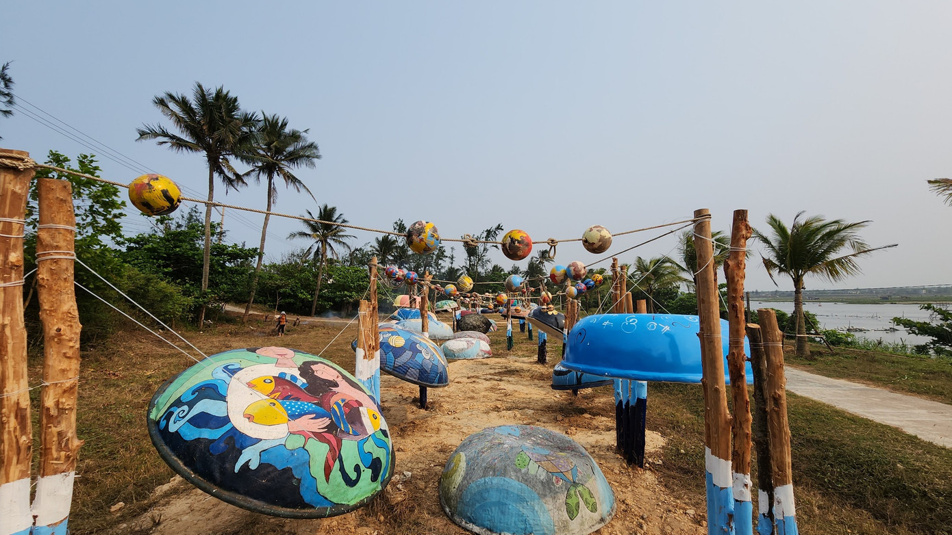 Họa sĩ Vũ Đức Hiếu cho rằng mục tiêu lớn và dài hạn của địa phương là biến làng nghệ thuật cộng đồng trở thành điểm đến du lịch. Muốn làm được điều đó phải phong phú và đa dạng từ phong cách, chất liệu và thể loại các loại hình nghệ thuật. Anh em nghệ sĩ đã làm rất tốt câu chuyện đó. Họa sĩ Vũ Đức Hiếu cho rằng mục tiêu lớn và dài hạn của địa phương là biến làng nghệ thuật cộng đồng trở thành điểm đến du lịch. Muốn làm được điều đó phải phong phú và đa dạng từ phong cách, chất liệu và thể loại các loại hình nghệ thuật. Anh em nghệ sĩ đã làm rất tốt câu chuyện đó.