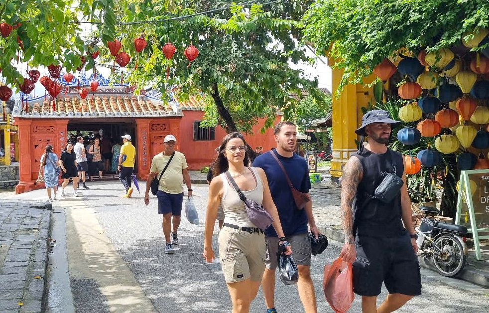 Du khách tham quan phố cổ Hội An. Du khách tham quan phố cổ Hội An.