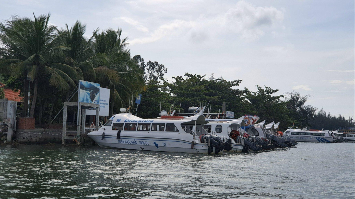 Hoạt động vận chuyển hành khách ra đảo Cù Lao Chàm, TP. Hội An tạm dừng để đảm bảo an toàn ứng phó với bão.