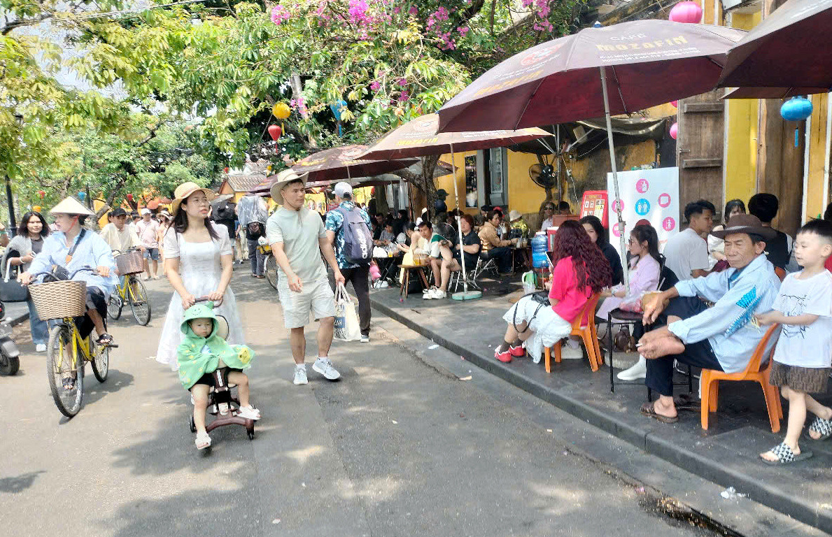 Nhiều cặp đôi nắm tay nhau cùng sánh bước trên các tuyến phố Trần Phú, Bạch Đằng, Phan Chu Trinh… và cùng lưu lại những khoảnh khắc đáng nhớ của kỳ nghỉ lễ. Các điểm tham quan nổi tiếng như Chùa Cầu, cầu An Hội cũng hút khách. Quán cà phê lân cận điểm tham quan chật cứng khách dừng chân thưởng thức. Nhiều cặp đôi nắm tay nhau cùng sánh bước trên các tuyến phố Trần Phú, Bạch Đằng, Phan Chu Trinh… và cùng lưu lại những khoảnh khắc đáng nhớ của kỳ nghỉ lễ. Các điểm tham quan nổi tiếng như Chùa Cầu, cầu An Hội cũng hút khách. Quán cà phê lân cận điểm tham quan chật cứng khách dừng chân thưởng thức.