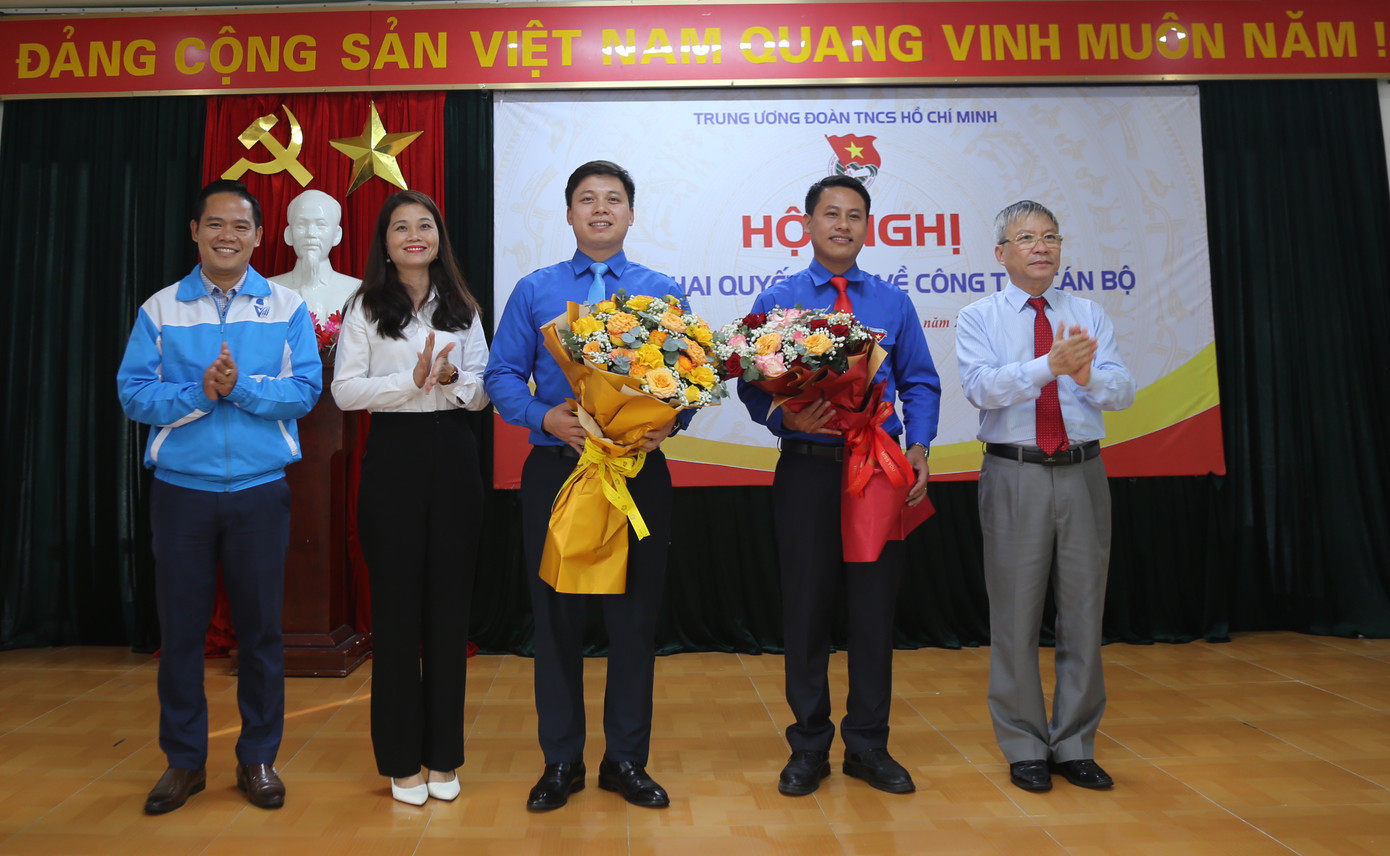 Lãnh đạo Tỉnh ủy Quảng Nam và Tỉnh Đoàn chúc mừng hai tân Phó Bí thư Tỉnh Đoàn.