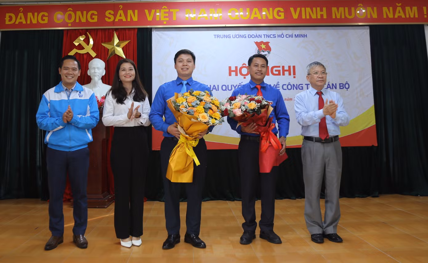 Lãnh đạo Tỉnh ủy Quảng Nam và Tỉnh Đoàn chúc mừng hai tân Phó Bí thư Tỉnh Đoàn.
