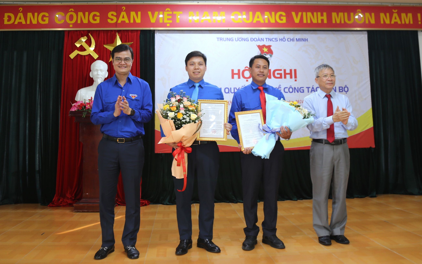 Anh Bùi Quang Huy - Bí thư thứ nhất T.Ư Đoàn trao quyết định cho hai tân Phó Bí thư Tỉnh Đoàn Quảng Nam. Ảnh: Hoài Văn