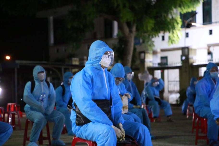 Tại điểm cách ly, lực lượng y tế đã lấy thông tin, đo thân nhiệt và xét nghiệm nhanh ngay tại nơi đón trước khi bố trí vào ở trong khu ký túc xá.