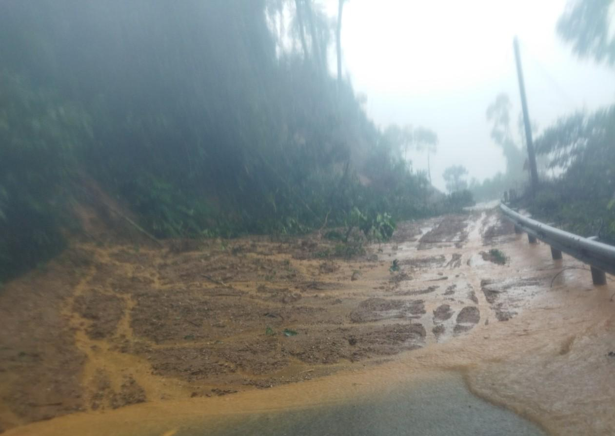 Sạt lở trên tuyến QL 40B đoạn từ xã Trà Dơn lên xã Trà Mai Sạt lở trên tuyến QL 40B đoạn từ xã Trà Dơn lên xã Trà Mai